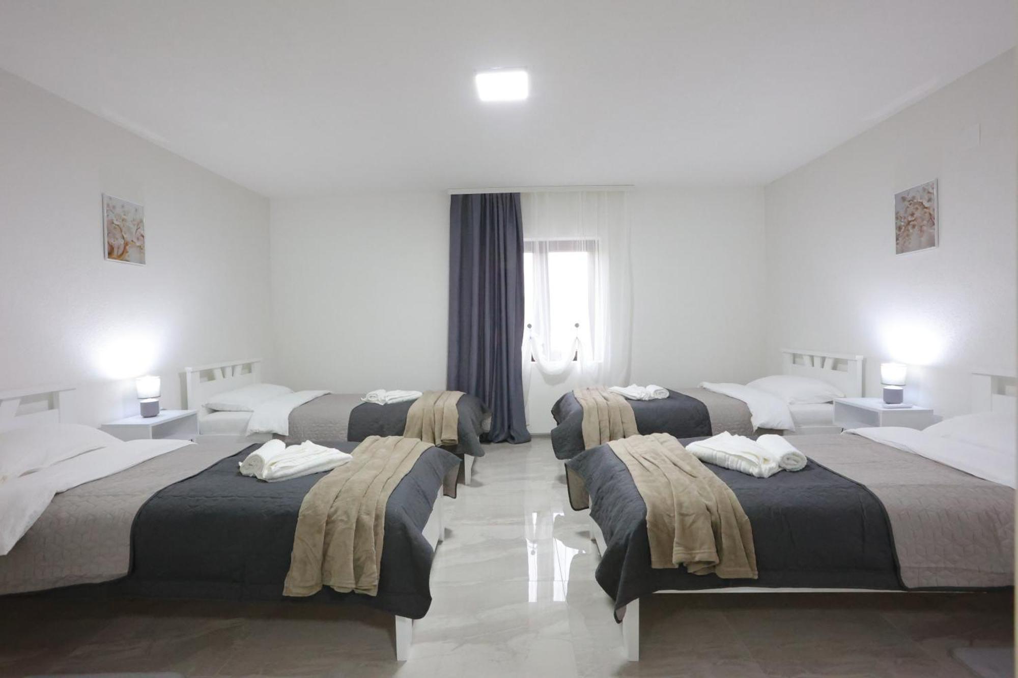 Ivan'S Guesthouse Paracin Exterior photo